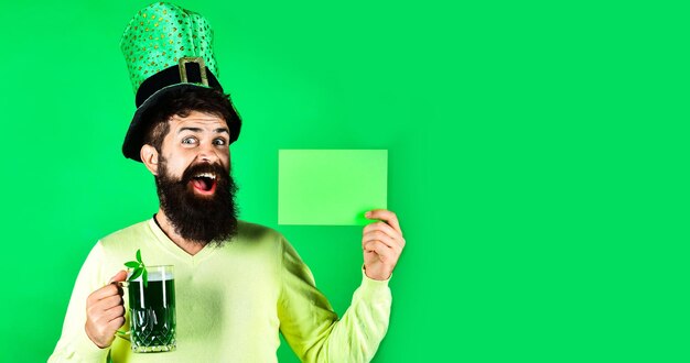 Dia de São Patrício pab homem barbudo com chapéu de duende com cerveja verde segura placa de publicidade