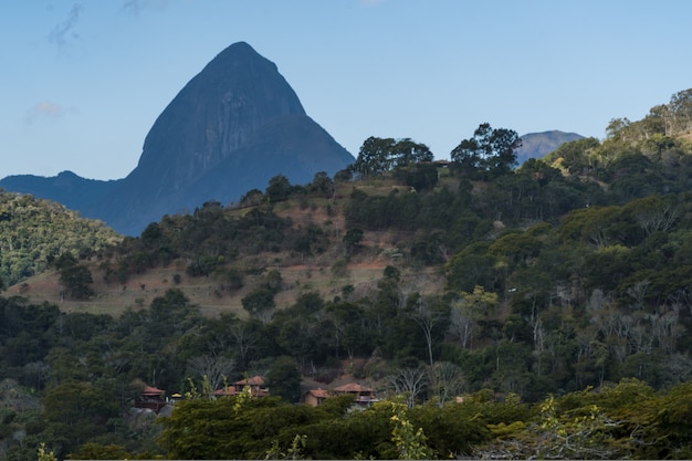 Dia de sol com algumas nuvens nas montanhas e morros em itaipava vista aérea foco seletivo