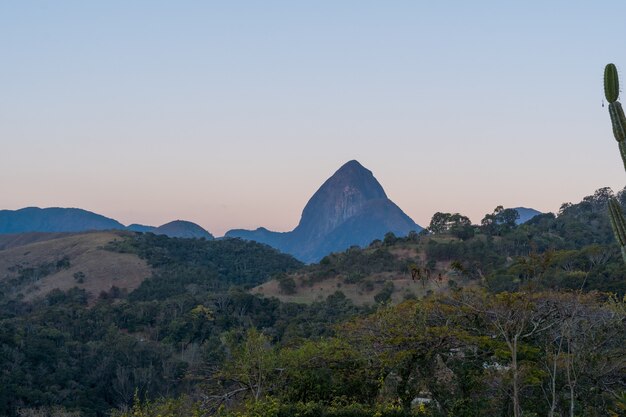 dia de sol com algumas nuvens nas montanhas e morros em itaipava vista aérea foco seletivo