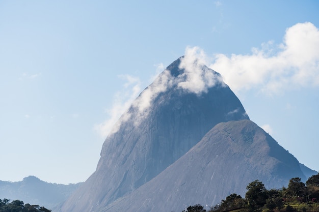 dia de sol com algumas nuvens nas montanhas e morros em itaipava vista aérea foco seletivo