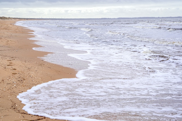 Dia de tempestade na praia nublada de Angelholm, Suécia.