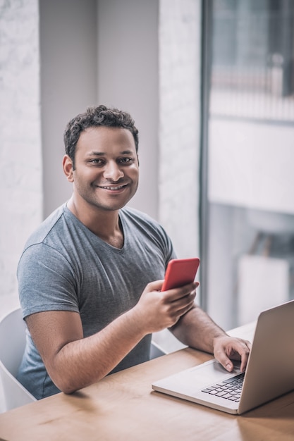 Dia de trabalho. jovem empresário sentado à mesa no escritório