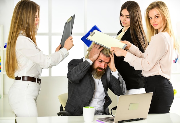 Dia de trabalho ocupado chefe estressado está cercado por assistentes mulheres e homens discutem questões de trabalho colegas fazendo brainstorming em conversas explicam ideias no local de trabalho colegas de trabalho no escritório bullying