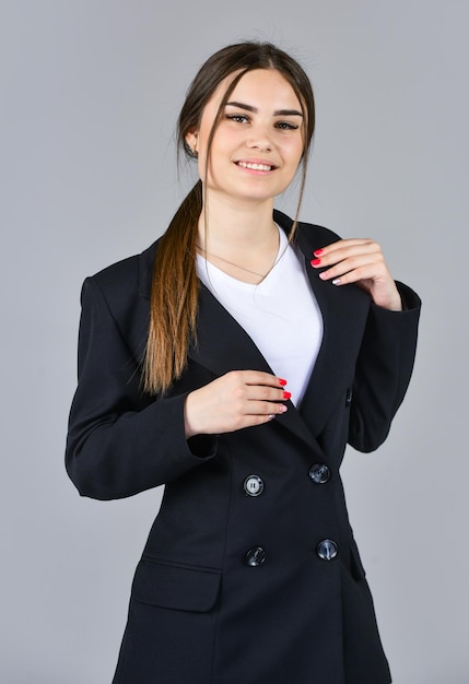 Foto dia de trabalho ocupado empresária confiante com maquiagem elegante mulher sorridente em jaqueta trabalhadora de escritório na moda estilo de moda casual formal mulher bonita tem cabelo elegante menina siga o código de vestimenta