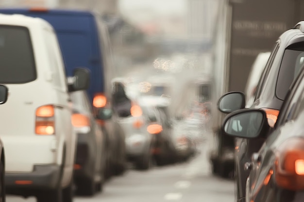 dia de tráfego engarrafamento na cidade na estrada carros / conceito de transporte, cidade tráfego metrópole vista paisagem