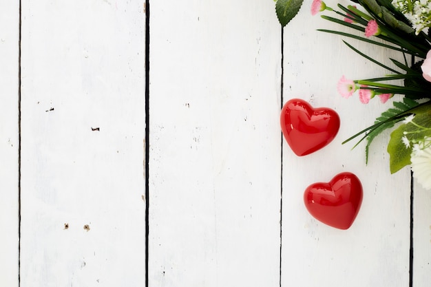 Dia de Valentin romântico com coração vermelho e buquê de flores coloridas na mesa de madeira branca