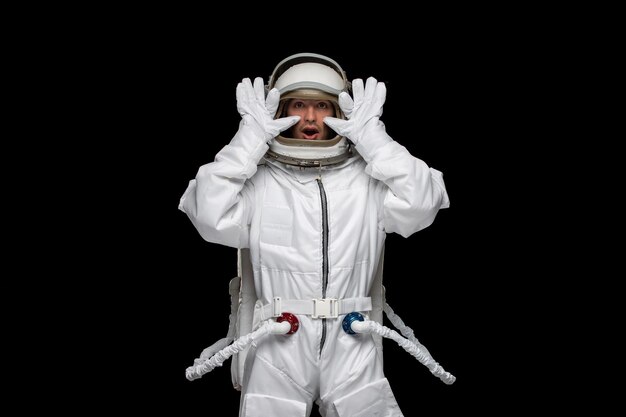 Dia do astronauta cosmonauta no cosmos traje espacial capacete mãos assustadas para cima olhos abertos boca aberta