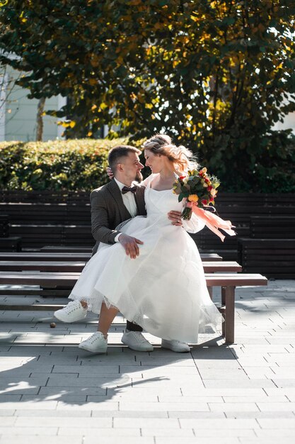 Dia do casamento de casal de moda