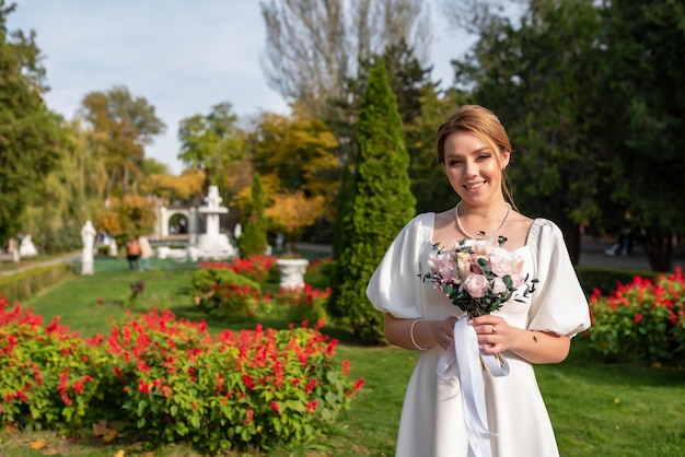 Dia do casamento. Noiva vestido de noiva branco de luxo Dia de sol. Mulher bonita com vestido incrível