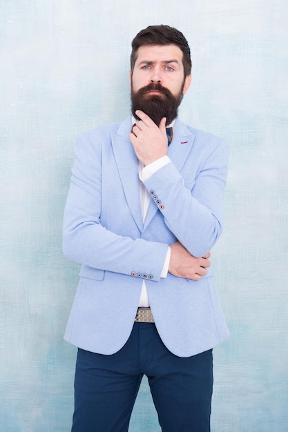 Dia do casamento Noivo elegante Declaração com seu impressionante paletó crocante Estilista especialista em moda Estilo de terno Tendências da moda para o noivo Noivo barbudo homem moderno usa smoking azul claro e gravata borboleta