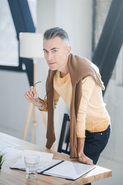 Dia do escritório Um homem em roupas casuais trabalhando no escritório