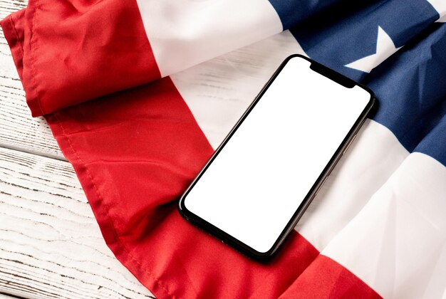 Dia do Memorial dos EUA Dia dos Presidentes Dia dos Veteranos Dia do Trabalho ou celebração de 4 de julho Tela em branco no smartphone moderno para design de maquete na bandeira nacional dos EUA