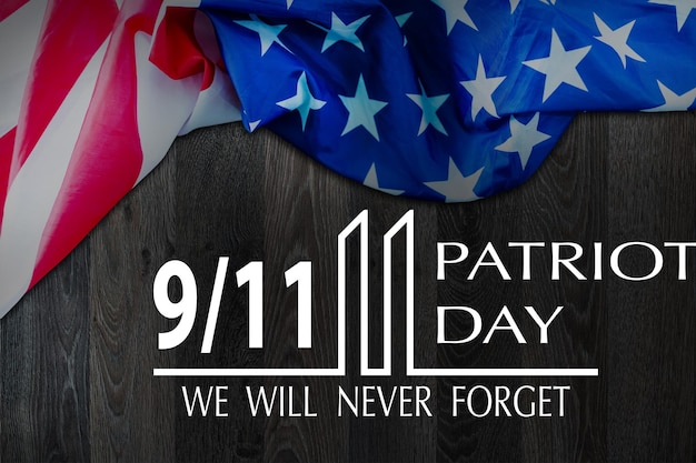 Dia do Patriota 11 de setembro 9 bandeira dos EUA - bandeira dos Estados Unidos, memorial do 911 e letras de Nunca Esqueça no fundo. Foto de alta qualidade