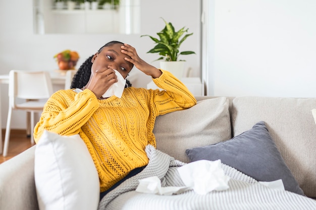 Dia doente em casa. Mulher jovem tem gripe e resfriado comum. Tosse. Close da bela jovem pegou resfriado ou doença de gripe. Retrato de mulher doente com coronavírus, sintomas covid19