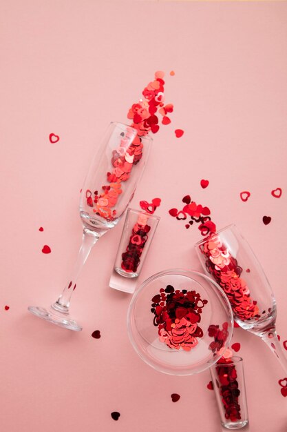 Dia dos namorados bebe copos com confete de coração vermelho