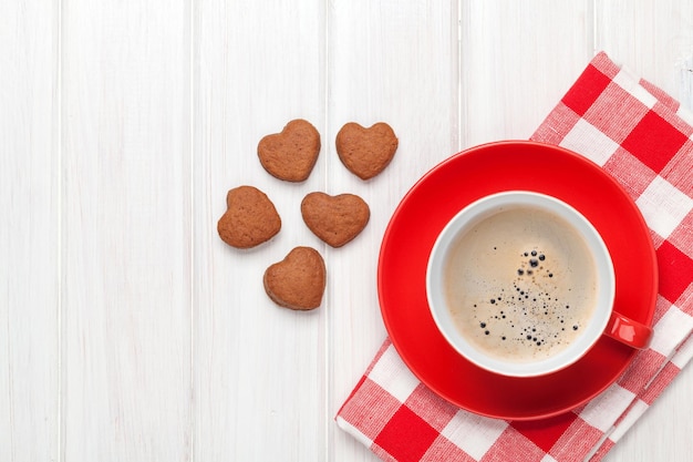 Dia dos namorados biscoitos em forma de coração e xícara de café vermelho