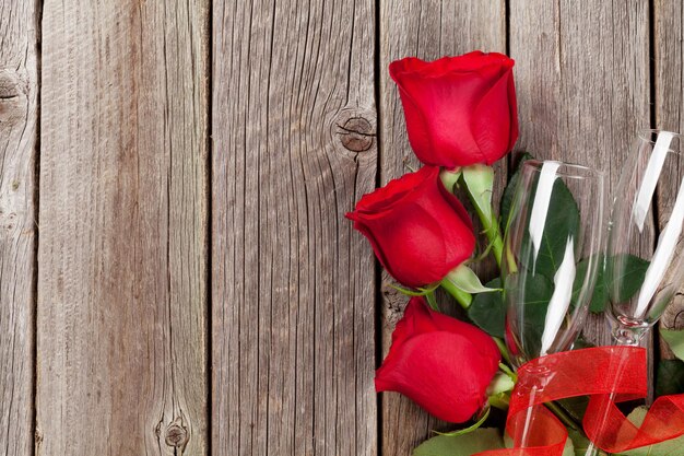 Dia dos namorados buquê de rosas e taças de champanhe