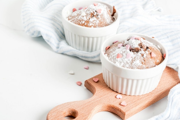 Dia dos namorados caneca de chocolate bolo ou brownie com açúcar em pó e granulado em forma de coração