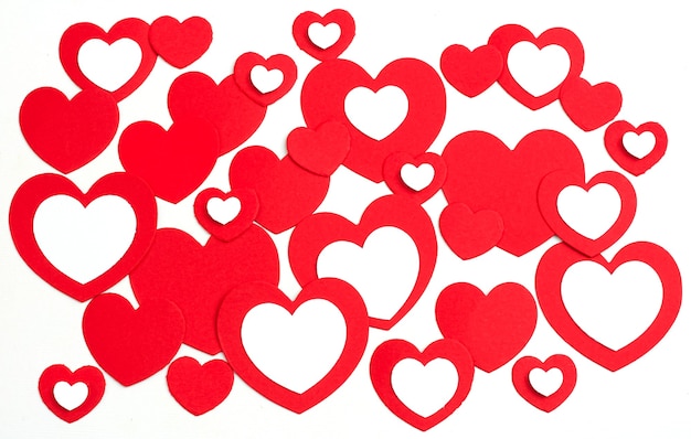 Dia dos namorados com corações de papel vermelho