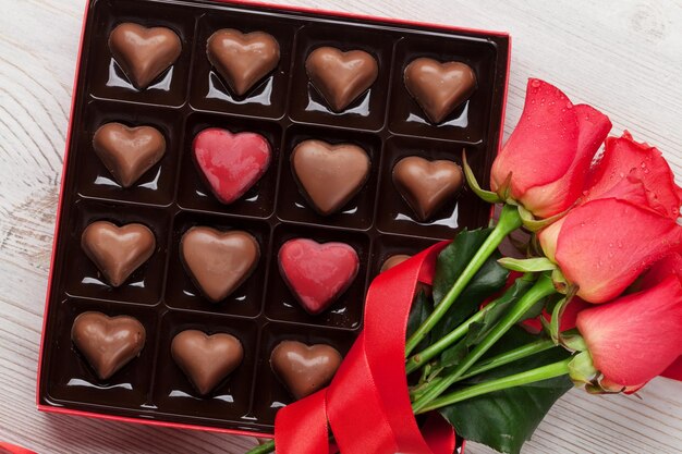 Dia dos namorados com rosas vermelhas e chocolate