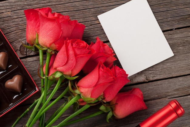 Dia dos namorados com rosas vermelhas e chocolate