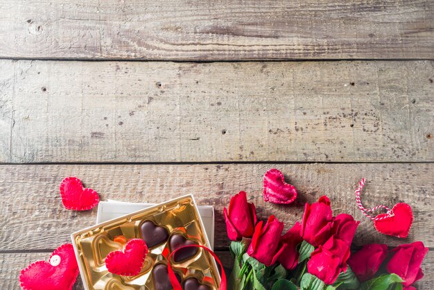 Dia dos namorados com rosas vermelhas e coração de chocolate