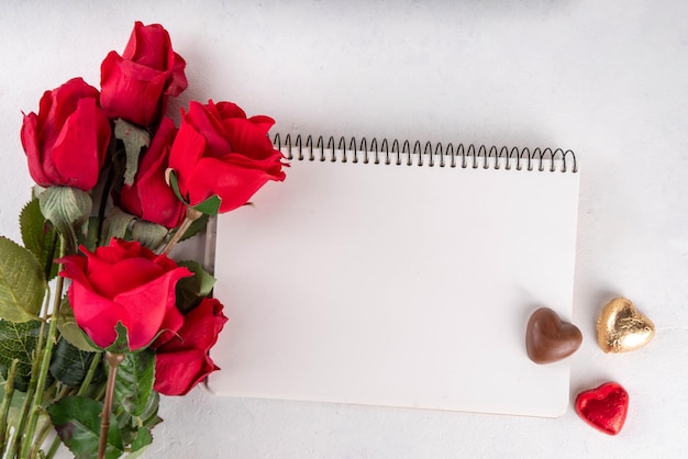 Dia dos namorados com vinho de rosas vermelhas e chocolate