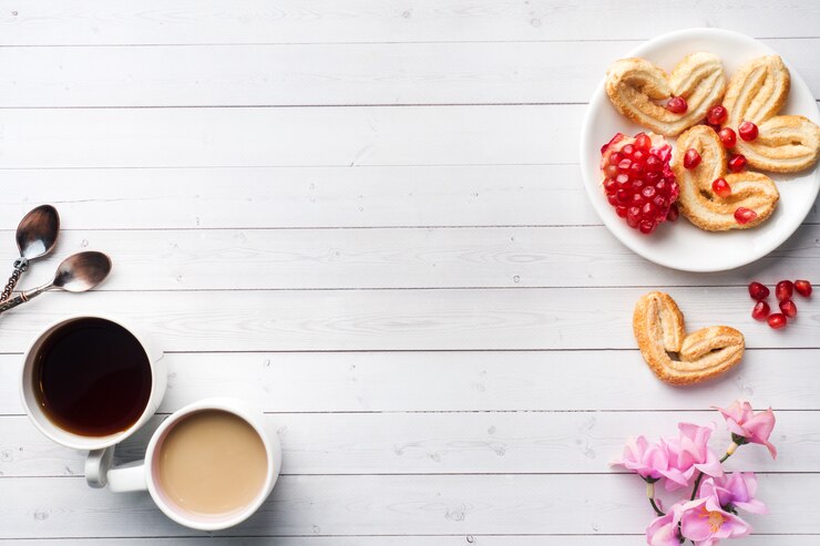 Foto dia dos namorados conceito de café da manhã. xícara de café e corações de biscoitos em uma mesa branca duas pessoas. cópia espaço, plana leigos.