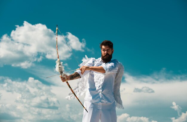 Dia dos Namorados conceito engraçado anjo Cupido apontando com arco e flecha em um fundo de céu no céu