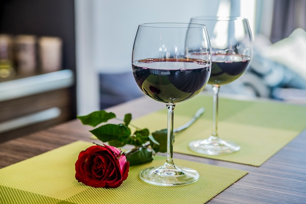 Dia dos namorados: copos de videira, rosas vermelhas, para a noite romântica