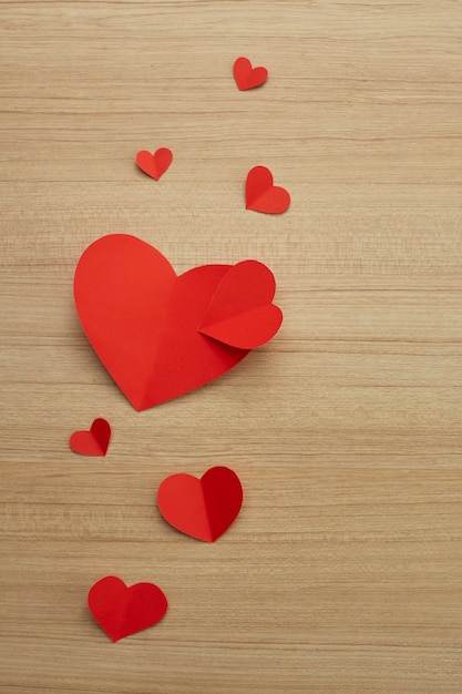 Dia dos namorados coração de papel vermelho na madeira