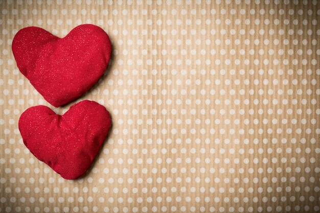 Foto dia dos namorados. corações de malha coloridos em um vintage em bolinhas. coração vermelho.