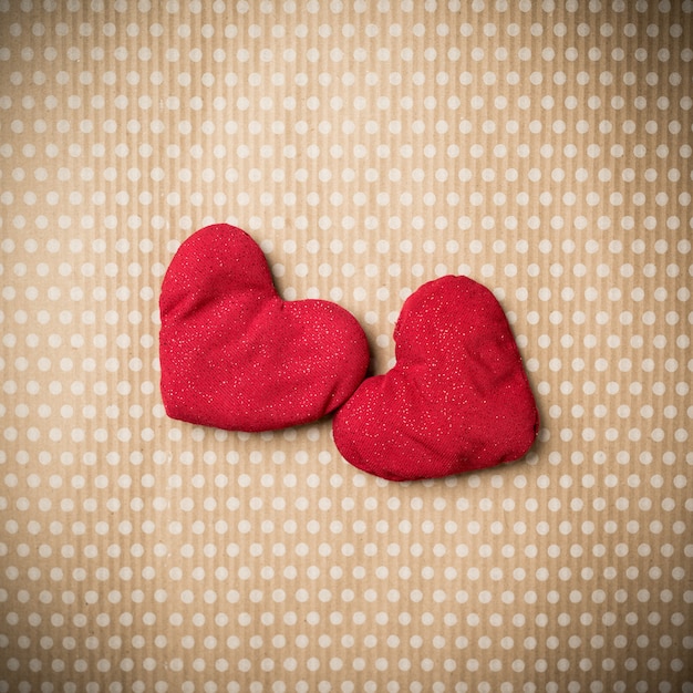 Foto dia dos namorados. corações vermelhos de malha coloridos em um vintage em bolinhas.
