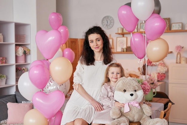 Dia dos Namorados Dia Internacional da Felicidade Estúdio em estilo loft Decoração de férias Dia das Mães Mulher mãe e filha com balões e flores Celebração