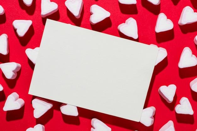 Dia dos Namorados doce corações marshmallows sobre fundo vermelho