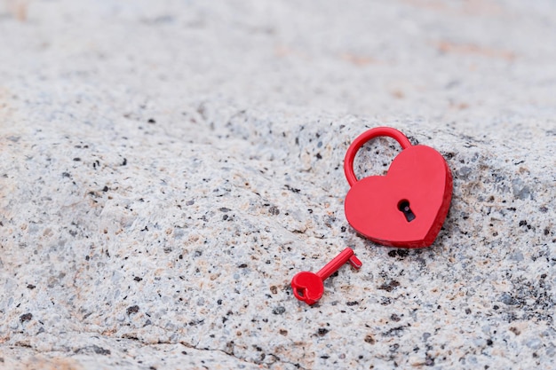 Dia dos namorados e conceito de amor com cadeado em forma de coração. Chave mais doce e símbolo de romance.