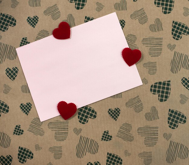 Foto dia dos namorados envelopes com corações vermelhos o feriado é 14 de fevereiro cartas de amor em papel ofício