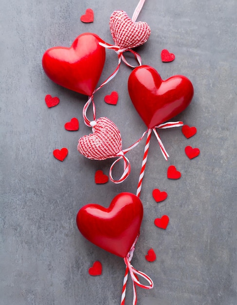 Dia dos Namorados fundo corações vermelhos em fundo cinza cartão de saudação