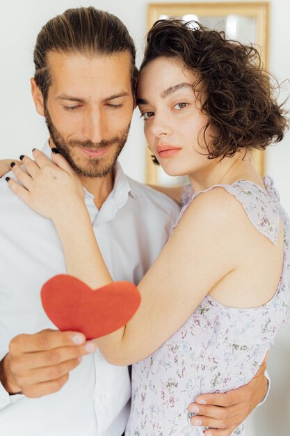 Foto dia dos namorados mulher bonita abraçando um homem