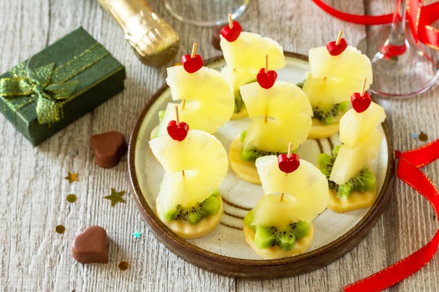 Dia dos namorados ou aniversário romântico antepasto Canapés com queijo kiwi e abacaxi