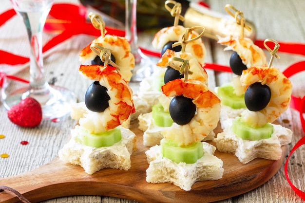 Dia dos namorados ou aniversário romântico antipasto closeup Canapes com queijo pepino e camarões