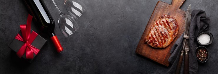 Dia dos Namorados ou caixa de presente de Natal com vinho e bife grelhado Vista superior com espaço para suas saudações Flat lay