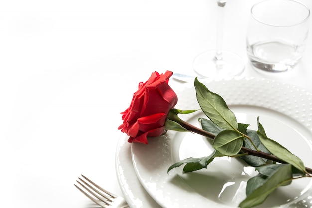 Dia dos namorados ou jantar romântico de aniversário. cenário de mesa romântica com rosa vermelha.