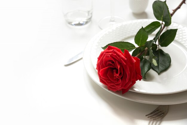 Dia dos namorados ou jantar romântico de aniversário. Cenário de mesa romântica com rosa vermelha.