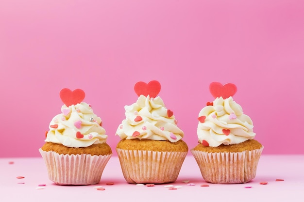 Dia dos namorados pastelaria cupcakes decorados corações em um rosa