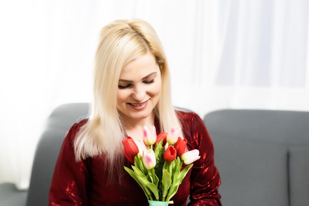 Dia dos Namorados, sonhando jovem com buquê de flores.