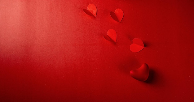 Dia dos namorados tema vermelho com coração de papel.