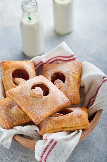 Dia dos namorados Tortas de mão em forma de coração Mini massa folhada ou tortas de mão recheadas com maçã e polvilhe açúcar em pó no prato Idéia para lanche romântico caseiro Dia dos namorados Vista de cima Copiar espaço