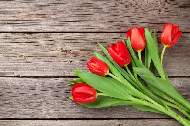 Dia dos namorados tulipas vermelhas sobre madeira