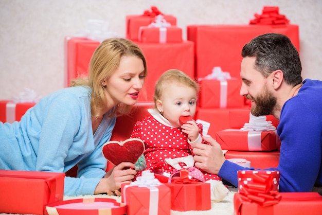 Dia dos namorados um e único shopping online boxing day amor e confiança na família homem barbudo